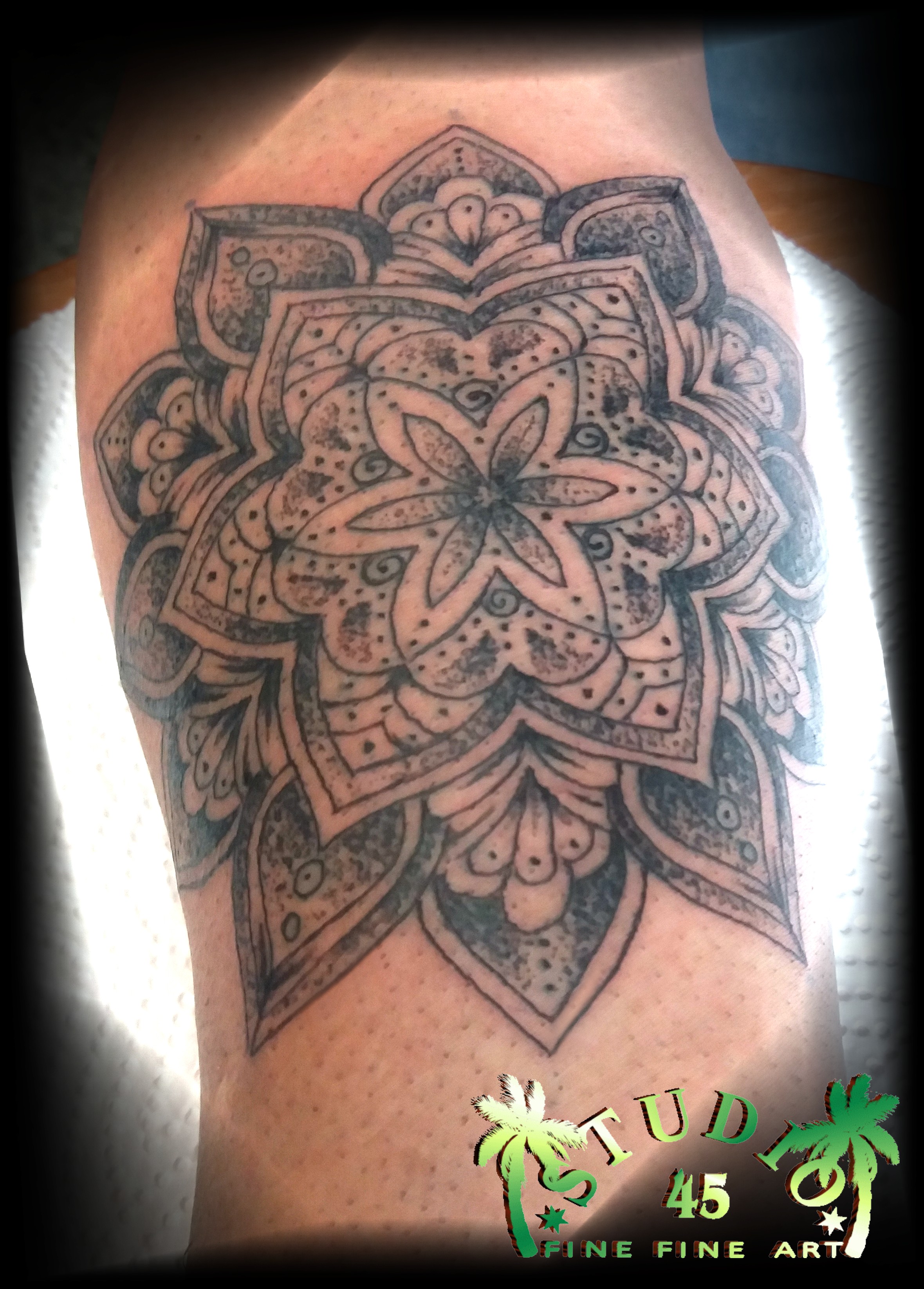 Mandala Blume Dotwork Shading Unterarm innen - STUDIO 45